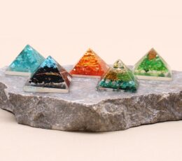Sm Orgonite Pyramid 25mm Gemchips and Copper